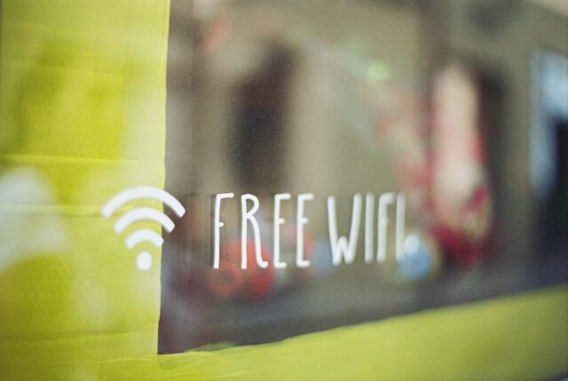 En bild på en inglasad tavla med "Free WiFi" skrivet på i vitt.