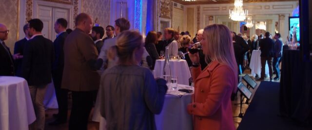 Mingel efter modevisning på IVA Konferenscenter
